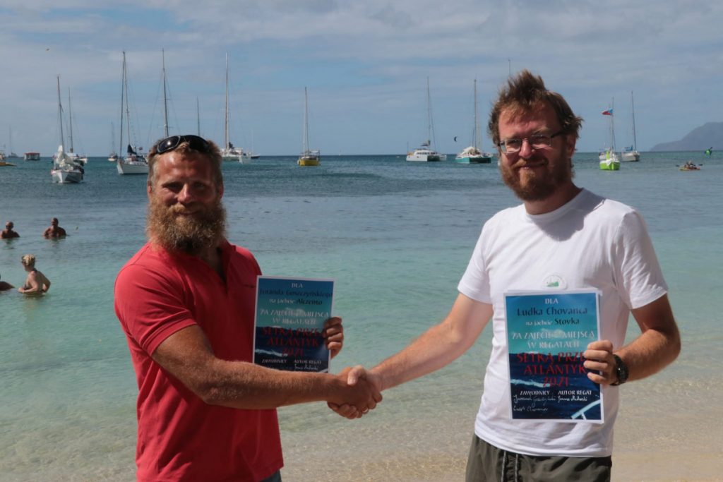 Dva účastníci regaty Setkou přes Atlantik 2021/22, kteří dopluli na Martinik.