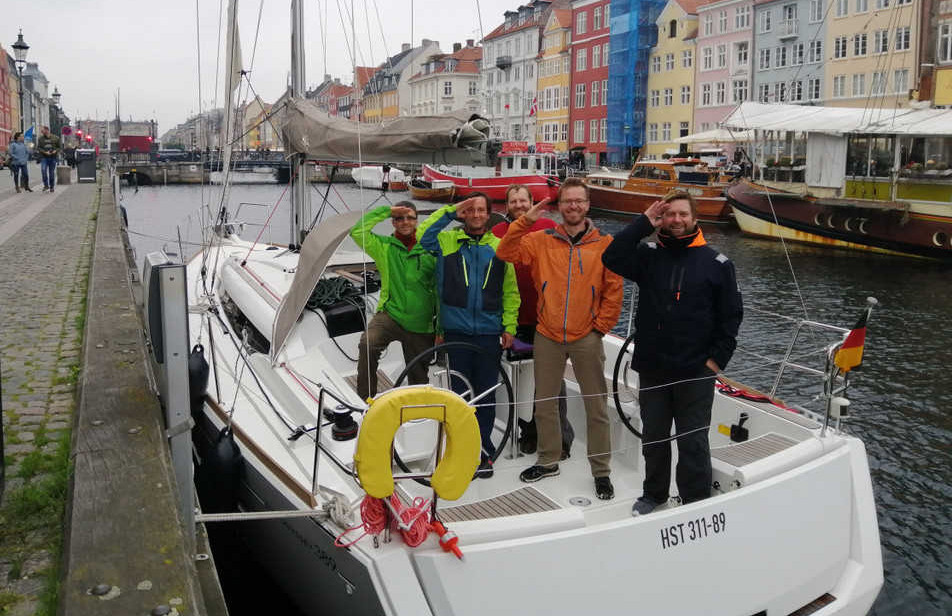 Posádka salutuje v přístavu Nyhavn v Kodani, Dánsko.